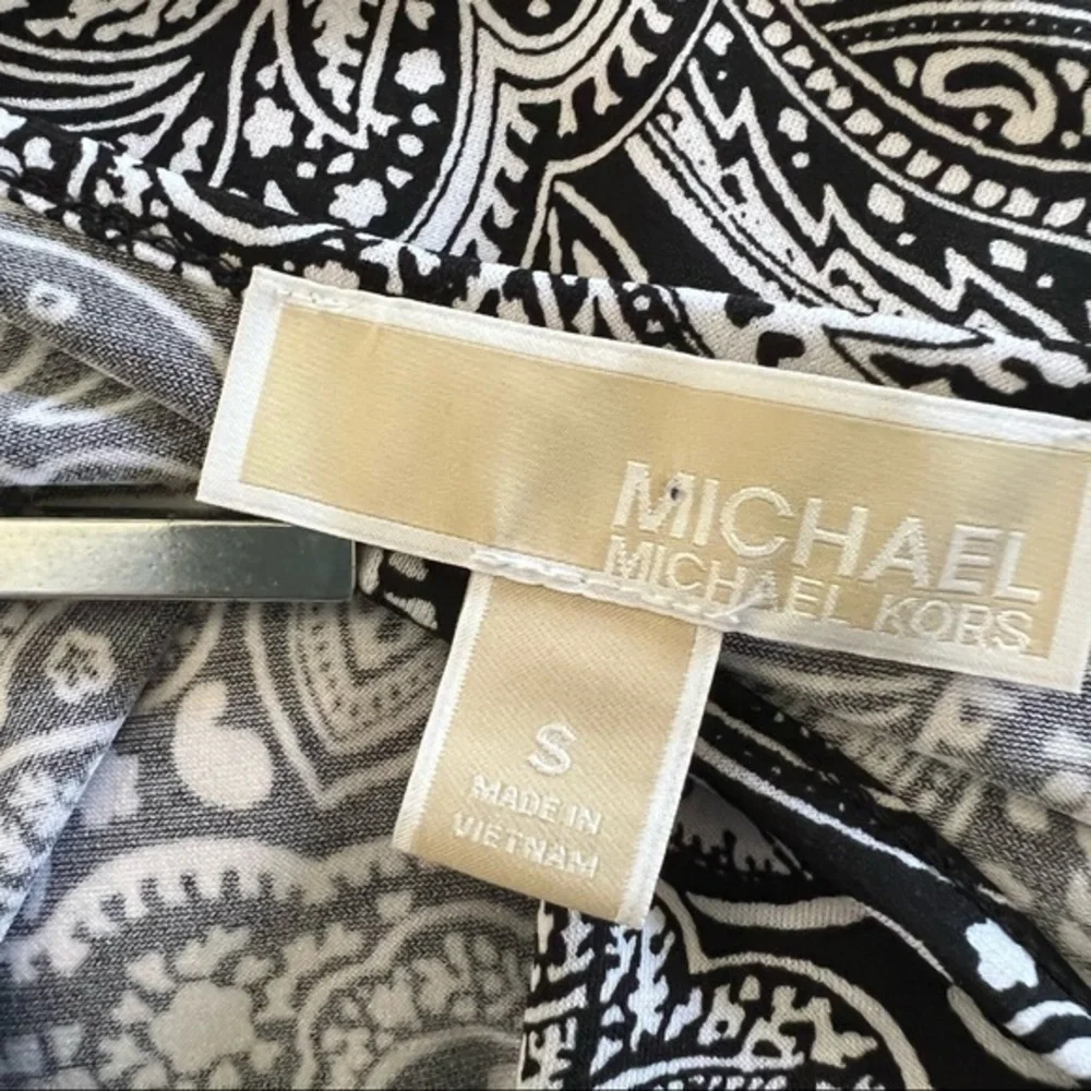Michael Kors Pullover Black and White Paisley Print Top V Cutout Size Small❤️